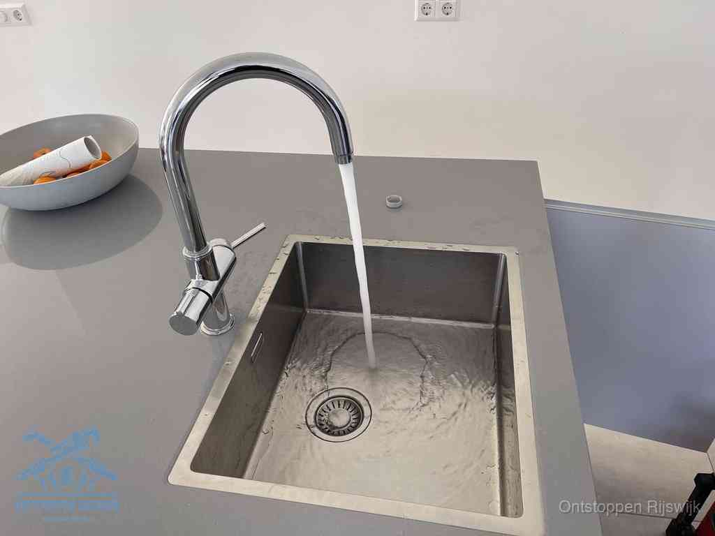 Een vrij doorstromende rvs spoelbak waar het water moeiteloos wegloopt, het resultaat van slim onderhoud dat geld bespaart in Rijswijk