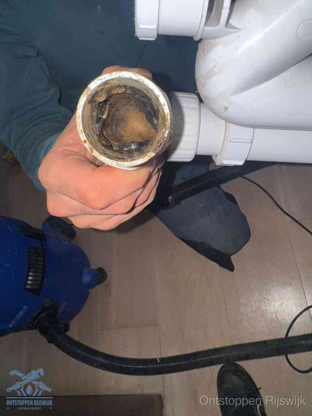 Een losgekoppeld afvoerbuisstuk dat van binnen volledig is dichtgeslibd, het gevolg van een verstopping te lang laten zitten in Rijswijk