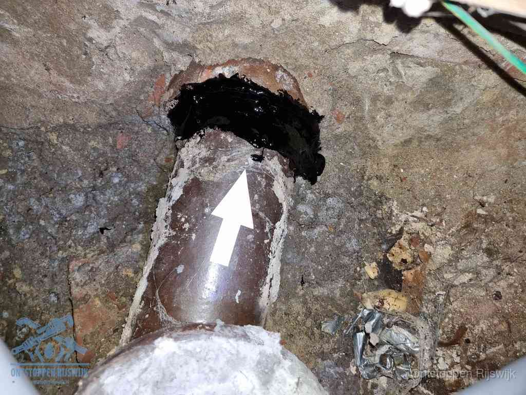 Een oude gres rioolbuis met een beschadigde koppeling onder de vloer, oorzaak van terugkerende structurele wc-problemen in Rijswijk