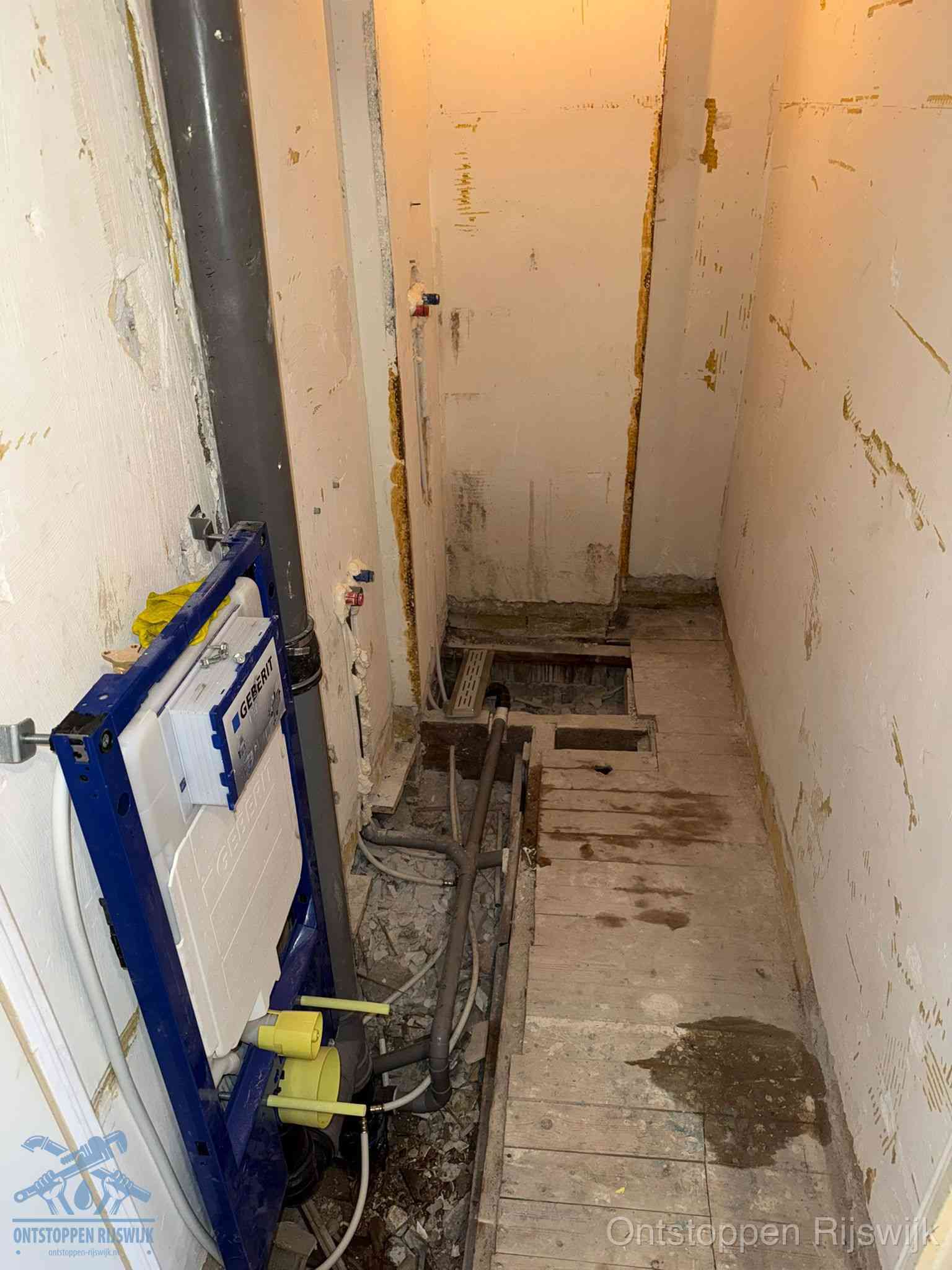 Een opgebroken toiletruimte tijdens renovatie met een Geberit inbouwreservoir en blootliggende oude afvoerleidingen, typisch voor oudere woningen in Rijswijk